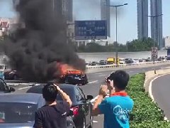 恐怖現(xiàn)場(chǎng)：6次變道連撞4車，天津馬自達(dá)一懟四