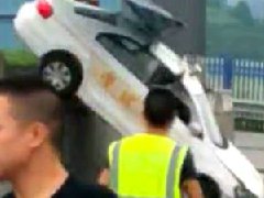 油門當剎車，駕考女學員飛越考場！